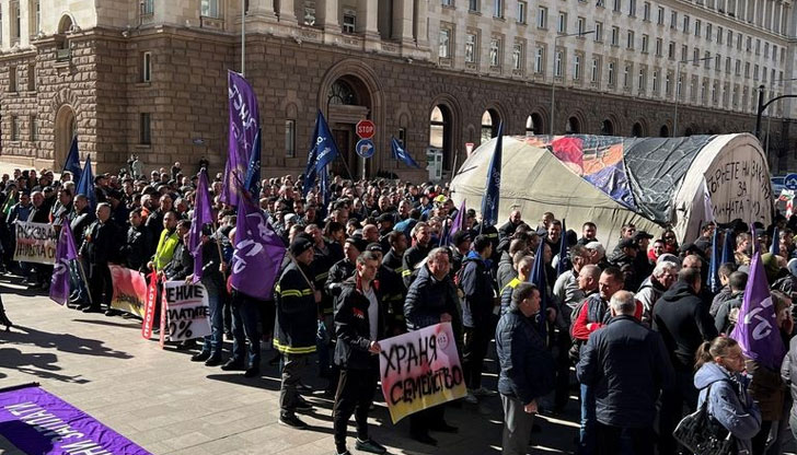 Стотици пожарникари и спасители се събраха днес на протест пред