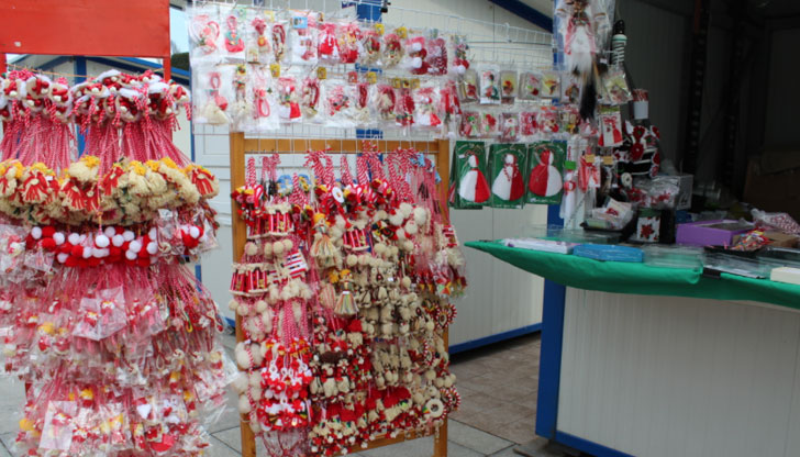 Търговци изкарват до 8 бона за три седмици от мартенициПижо