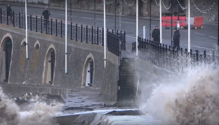 Девет души са загинали в мощната буря, преминала през Северна