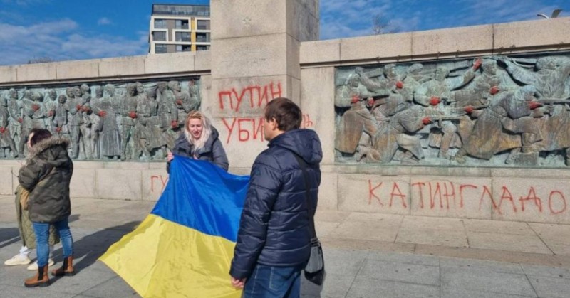 Паметникът на Съветската армия в центъра на Бургас осъмна с