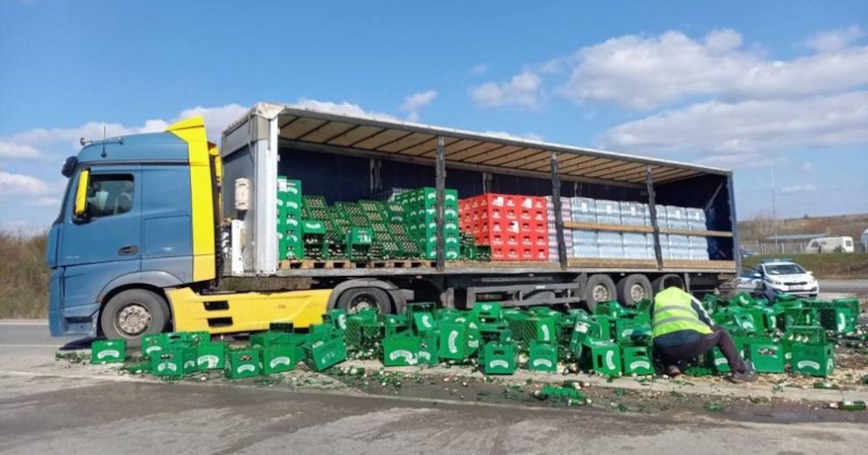 Камион натоварен с бира разсипа част от товара си.Инцидентът е