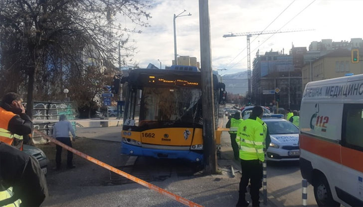 Тролейбус е катастрофирал в стълб на кръстовището на бул. „Тодор