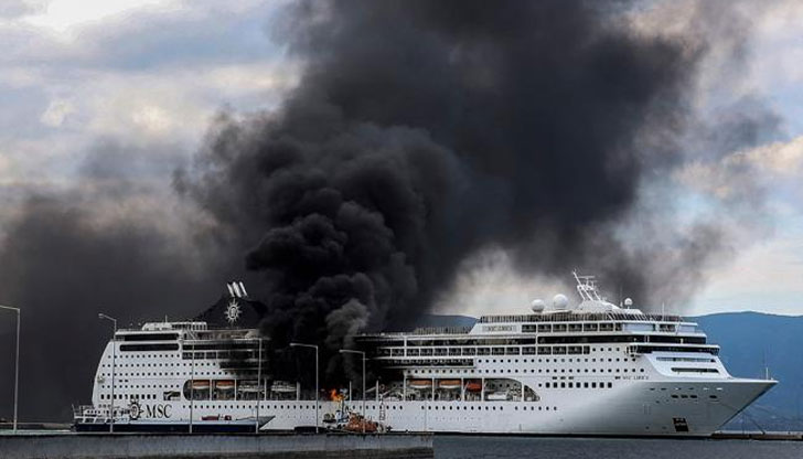 Издирват най-малко 10 душиФерибот с почти 300 души на борда