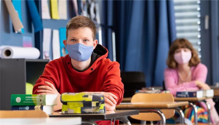 Учениците от I до IV клас започват присъствено в цялата