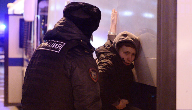 Руската полиция е задържала над 900 протестиращи срещу инвазията в