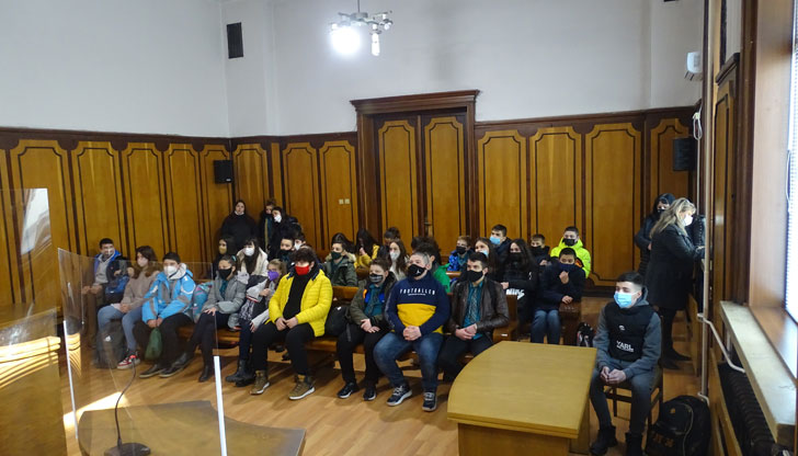 Съдия Велизар Бойчев посрещна двете паралелки в съдебна зала №