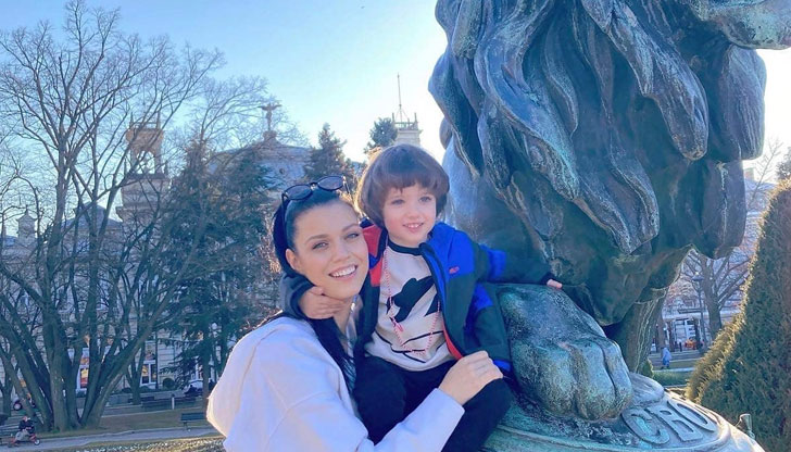 Актрисата и малкия Максим се снимаха пред Паметника на свободатаЕдна