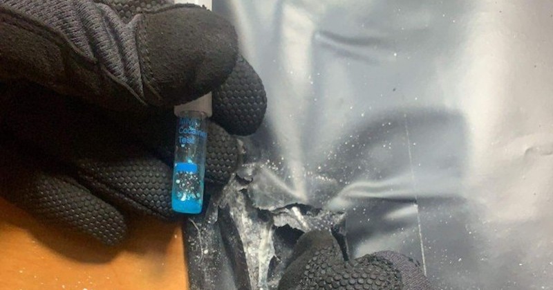 Мъжът идвал от Доха с полет на Катарските авиолинииКуфар с