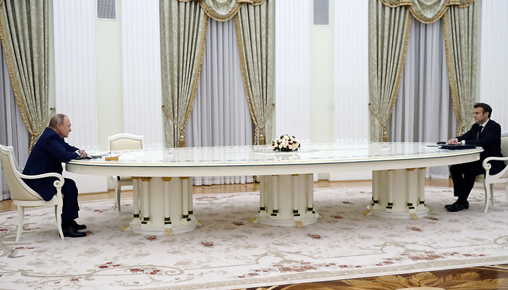 Дълга маса разделяше френския президент от Путин по време на