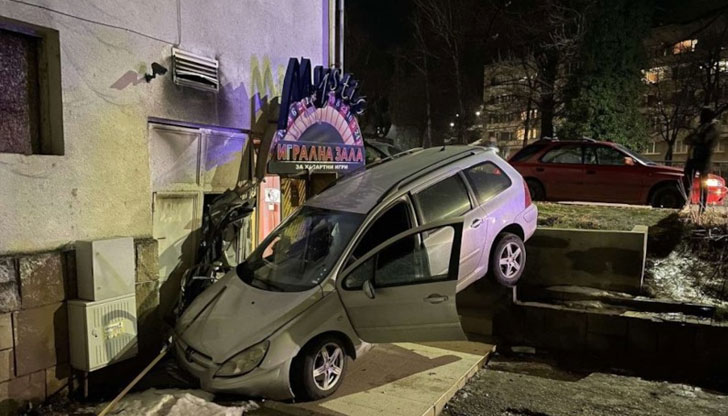 Зрелищна катастрофа стана снощи в Габрово и по чудо се