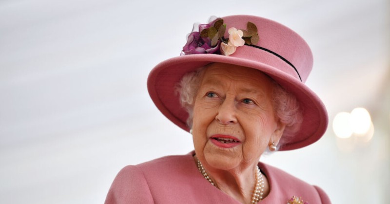 Източник на двореца каза, че тя се чувства скованаБританската кралицаЕлизабет