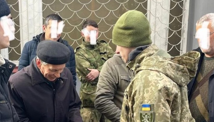 Мъж на 80 години, се появи, за да се присъедини