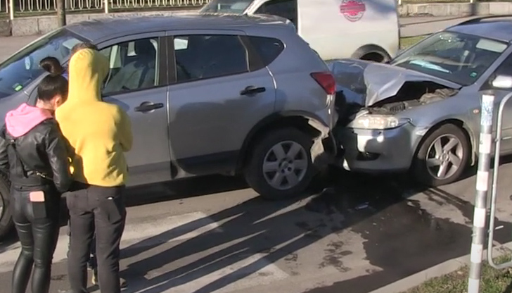 Майка и дете се спасиха по чудо при катастрофа пред