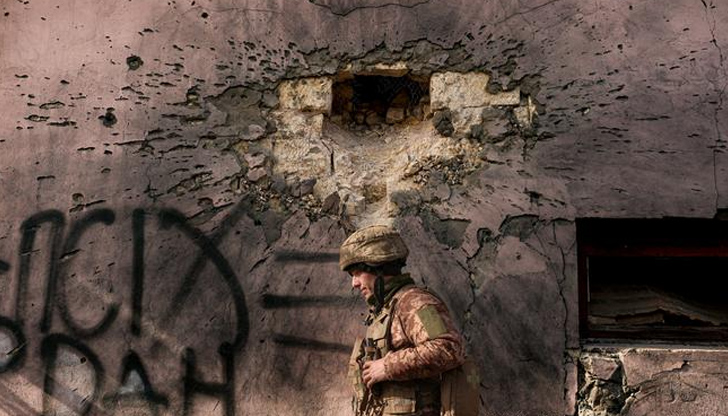 Изпотрошени прозорци, надупчени стени, избухващи снаряди: Войната в Източна Украйна