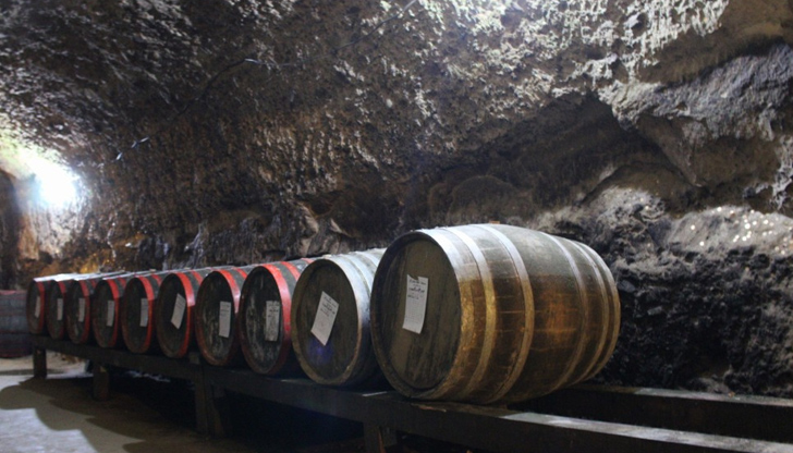 Липси на 319 241 литра бели и червени вина установиха