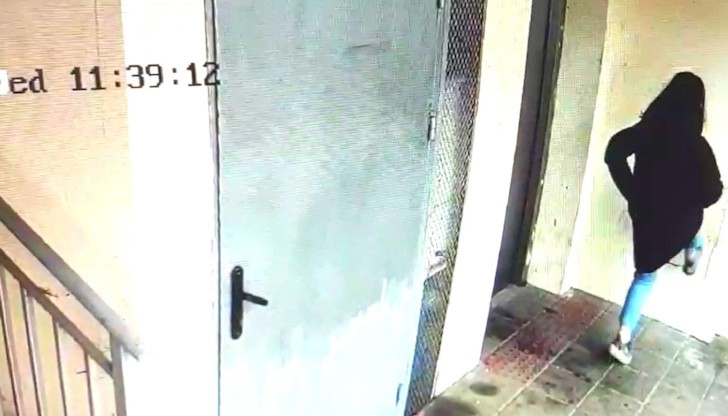 Два месеца, след като млад мъж счупи стъклопакета и входната