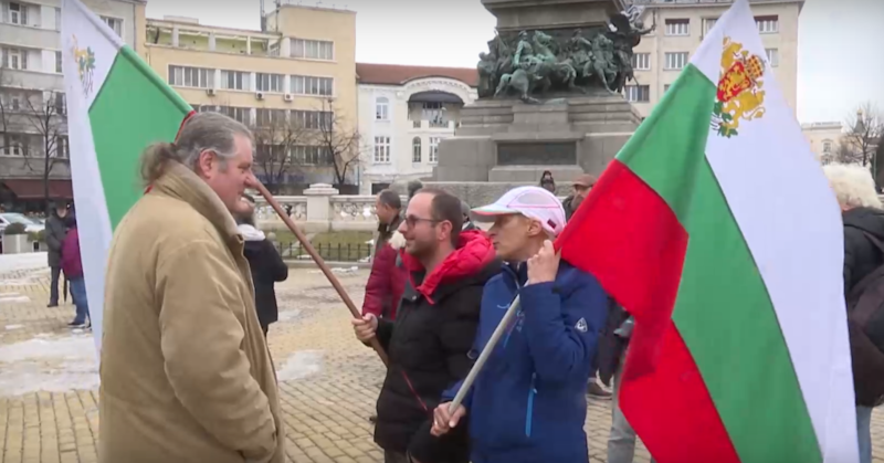 Противници на зеления сертификат се събраха днес на протест пред