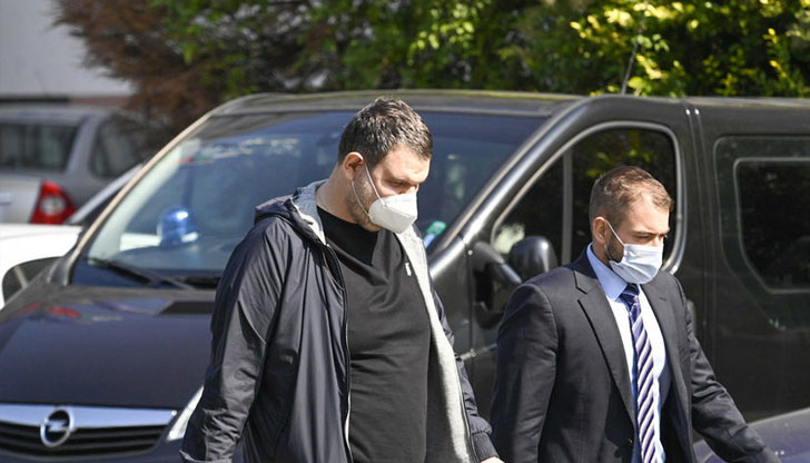 Близък до Делян Пеевски е посредник за "златните паспорти"Адвокатската кантора