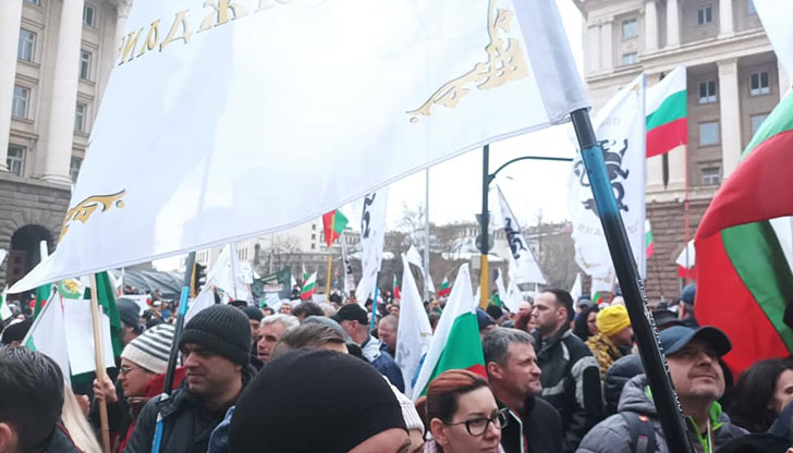 Русия е дала команда за сваляне на Петков и това