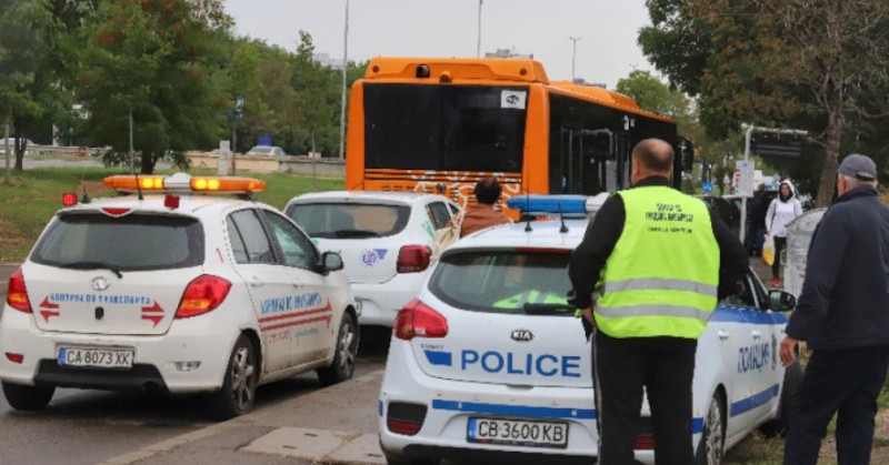 Шофьорът затворил вратите преди да е напуснала напълно превозното средство,