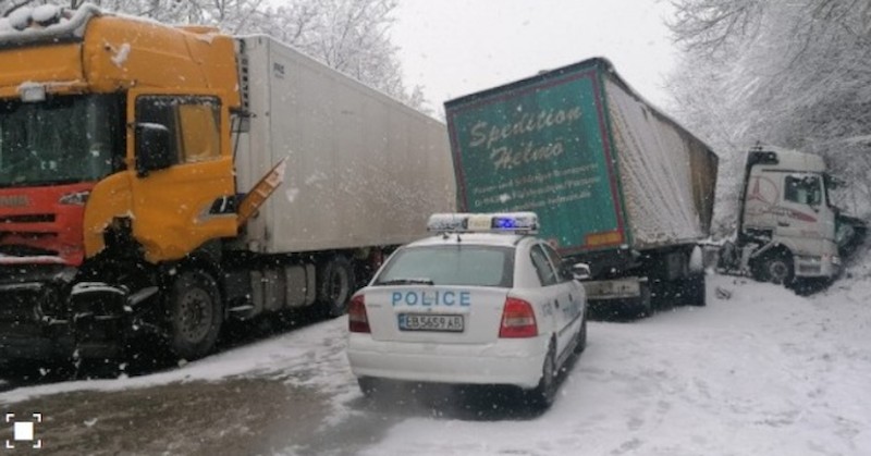 Две катастрофи затрудняват движението по пътя София - Варна във