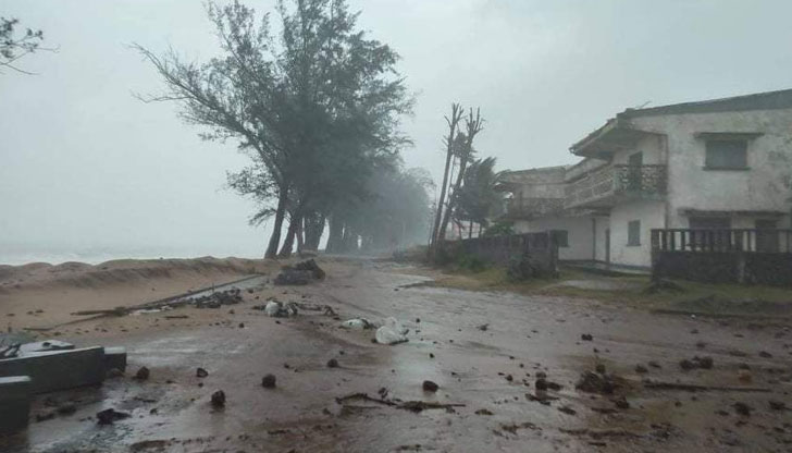 Мощният циклон Батсираи, придружен от силни ветрове и проливни дъждове,
