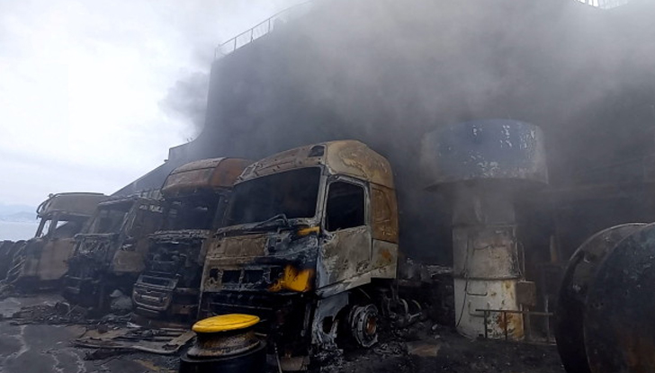 Каютите са тесни и препълнени, а камионите на ферибота са