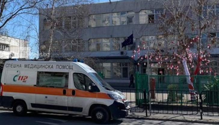 Мъж е паднал и починал пред входа на пловдивското училище