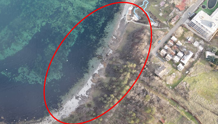 Свлачища са отнесли голяма част от ивицата, която на места