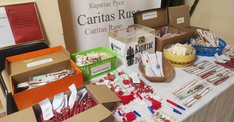 Мартеничките са ръчно изработени от потребителите на услуги, обслужвани от