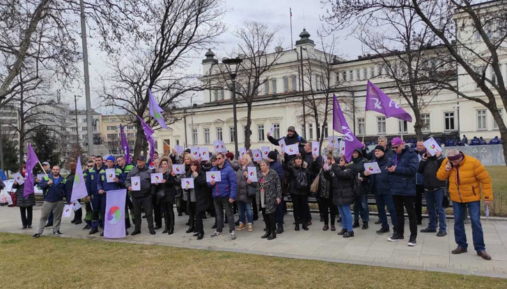 Сред протестиращите са музейни работници, огнеборци и представители на обществения
