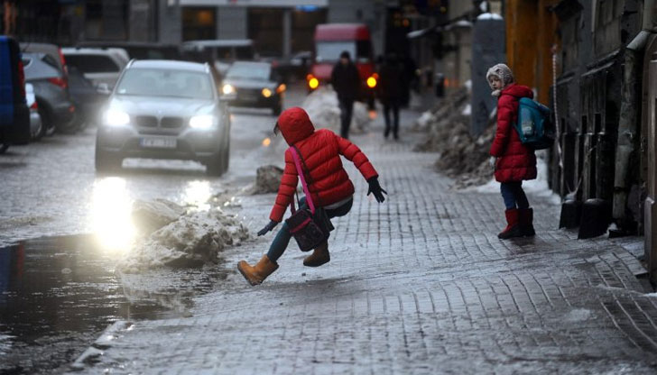 Седмицата започна с вятър, дъжд, а на места и със
