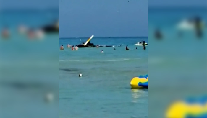 Хеликоптер се разби край плаж, пълен с почиващи в Маями.Запис