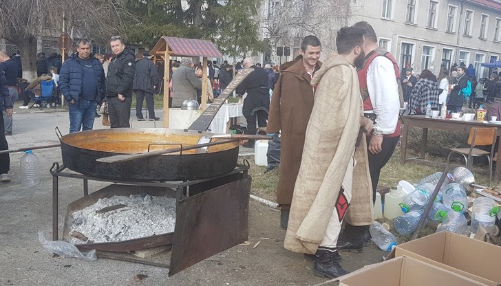 Любителите на греяната ракия и зелевата чорба отново ще се