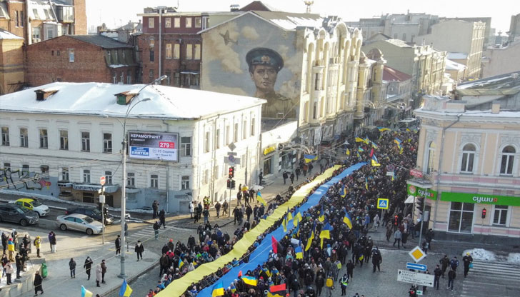 Демонстрантите носиха и плакати "Харков е Украйна" Хиляди хора излязоха