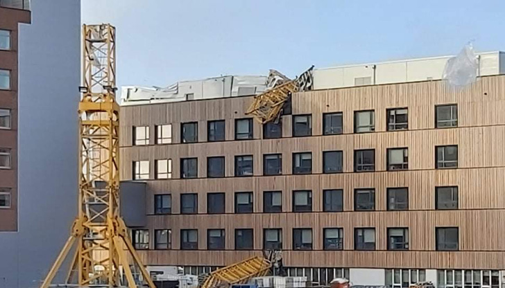 Силният вятър, предизвикан от бурята „Юнис“, събори кран върху болница