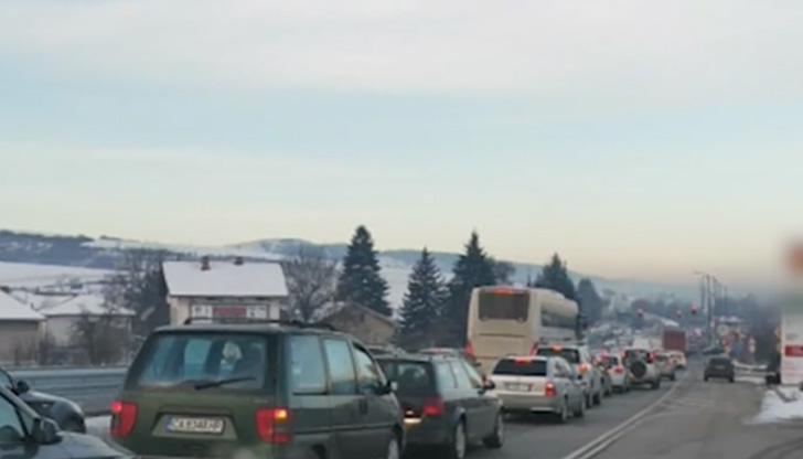 Голямо задръстване в района на Драгичево.Според очевидци, колите стоят вече
