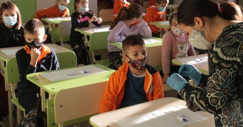 От утре всички ученици от 16 области в страната ще