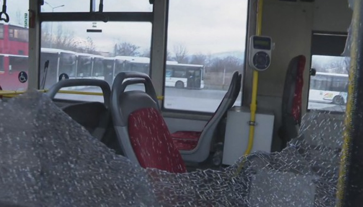 Автобус на градския транспорт в Пловдив е със счупено стъкло
