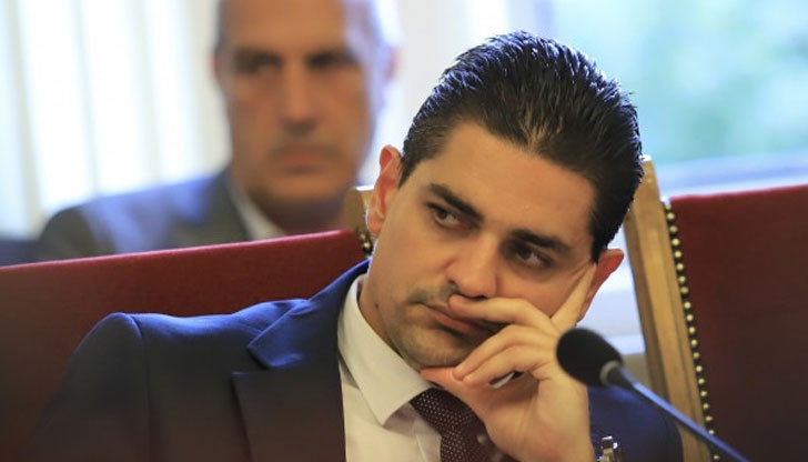 Радостин Василев упорито отбягва отговори на въпросите как ще използва