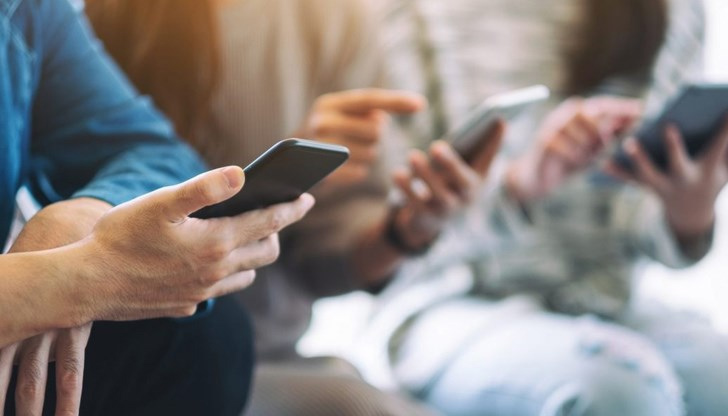 Номофобия е дума, която идва от английски и се отнася