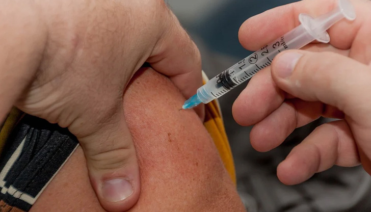 Вариантът Омикрон вероятно не изисква специална бустерна ваксина.Стандартна подсилваща доза