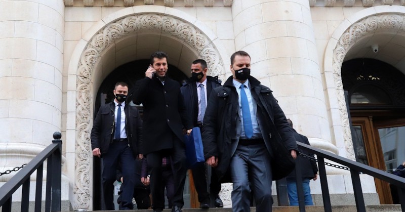 Премиерът да даде доказателства, а не да носи изрезки от