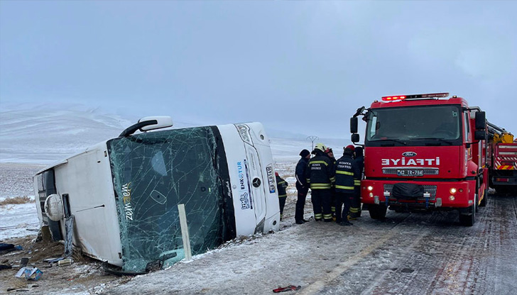 Шестима души загинаха и 41 бяха ранени при катастрофа днес