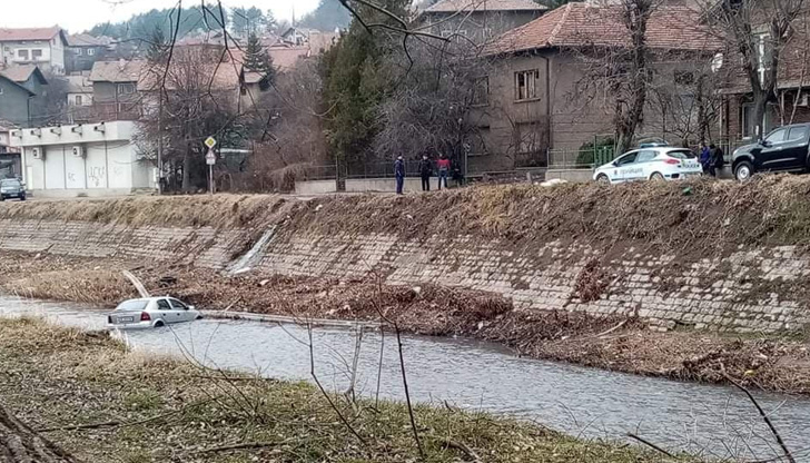 Катастрофиралият тази сутрин в Перник автомобил "Опел Астра", е изваден