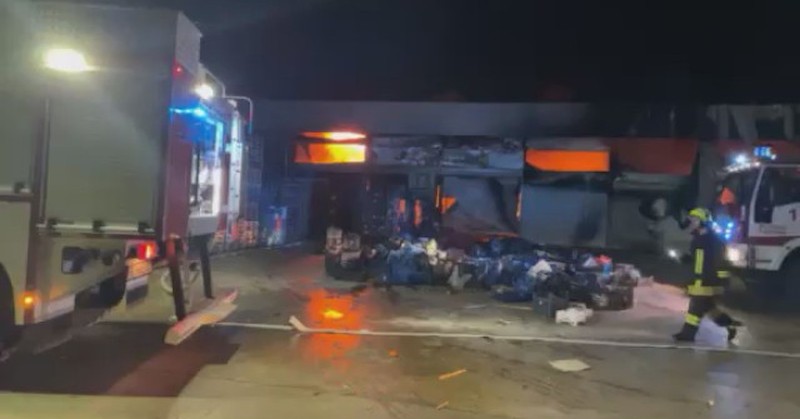 Пожар бушува частната зеленчукова борса в село Кърналово в близост