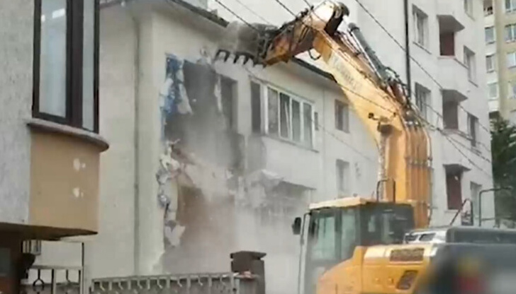 Багер на частна фирма започна да руши сграда без предупреждение