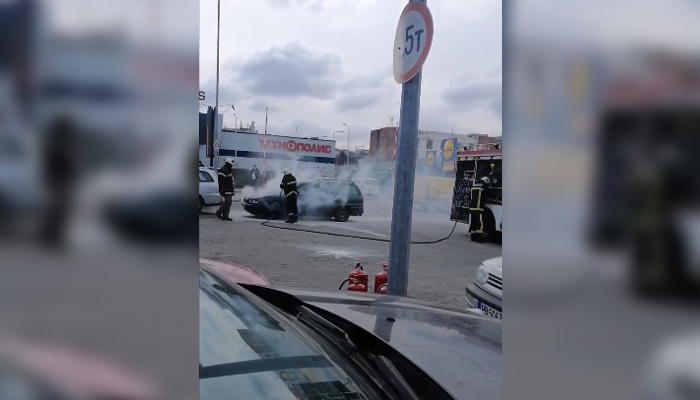 Кола се запали на паркинга на магазин "Кауфланд" в русенския