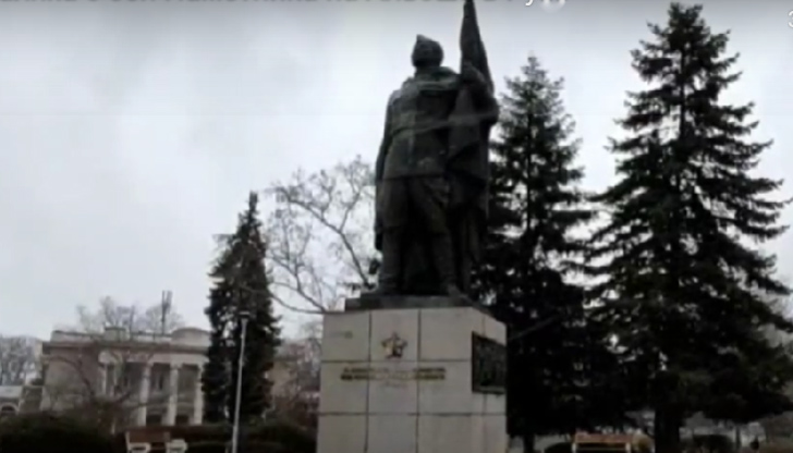 Паметникът на Альоша в Русе е осъмнал през уикенда, залят