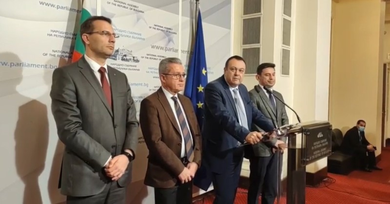 От ДПС продължават да се заканват на премиера Кирил Петков